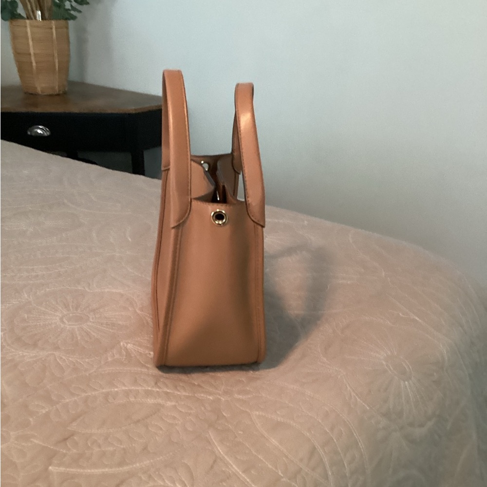 Dkny handbag in brand new condition,  only used a handful of times